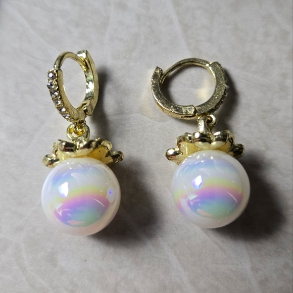 Elegant Gold and White Fuax Pearl Drop Earrings - Picture 16 of 16